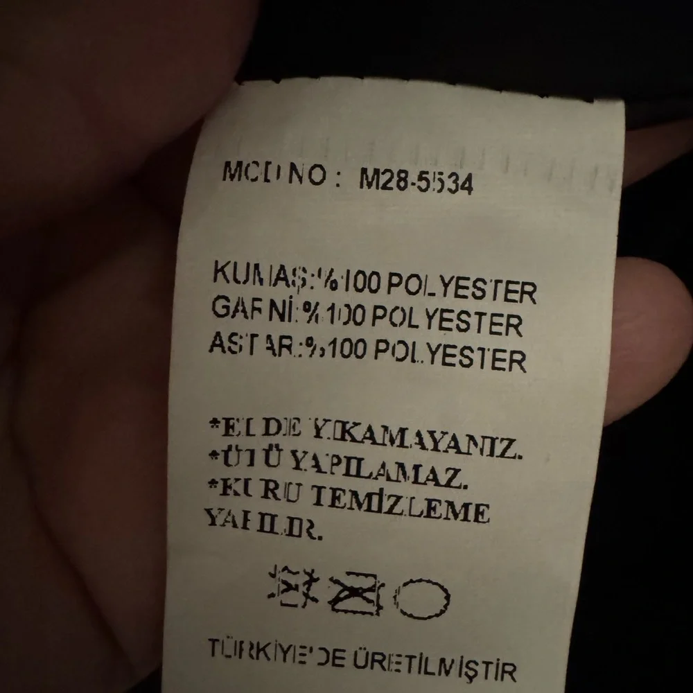 NWT Levure Women's Black Quilted Coat with Cream Collar - Picture 5 of 5